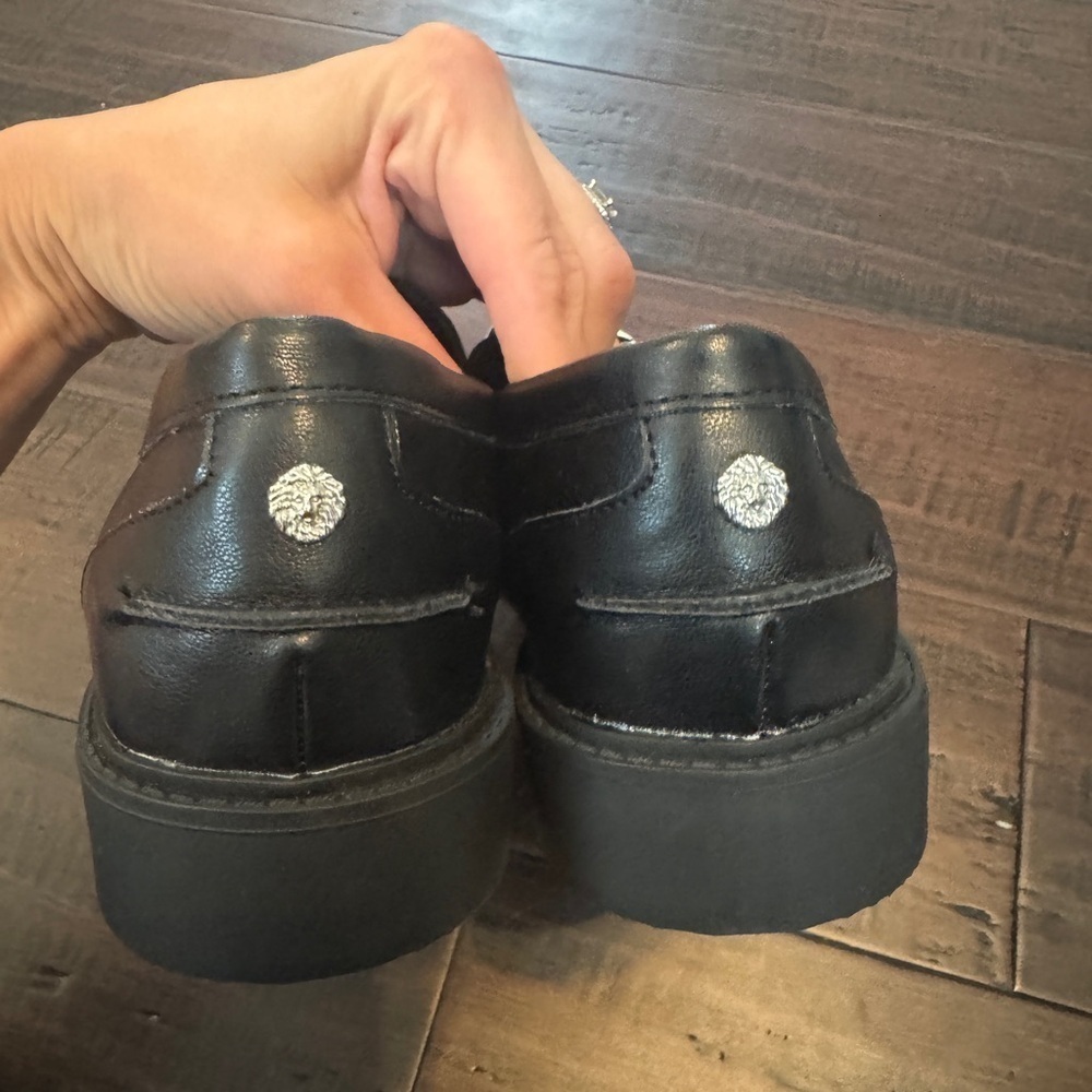 NWOT Anne Klein black preppy classic penny loafers with chain detail size 7 - Picture 3 of 9